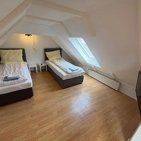 Zentrale In Mit Parkplaetzen نومنستر