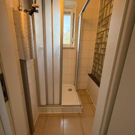 Zentrale In Mit Parkplaetzen * نومنستر
