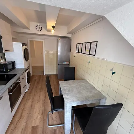 Zentrale In Mit Parkplaetzen