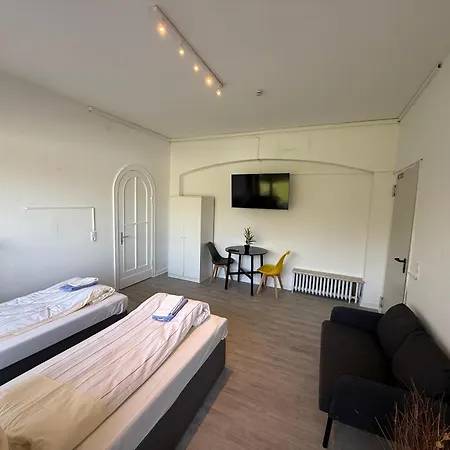 Zentrale In Mit Parkplaetzen * نومنستر